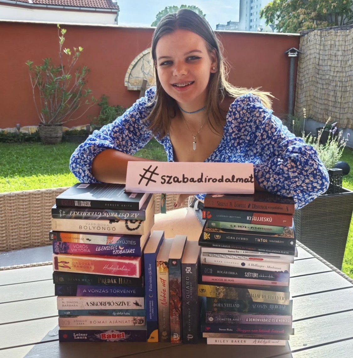 FELVÁRI KÍRA - @kirabook.readwithme